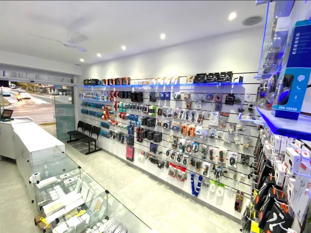 Interior da loja OnFix com vitrine de acessórios e balcão de atendimento